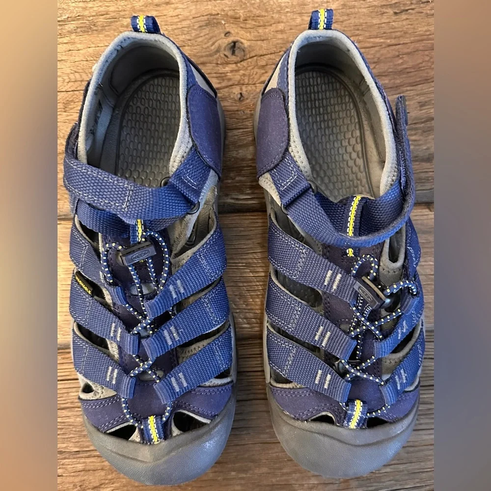 NWOT KIDS KEEN WATER SHOE SANDALS - SIZE 6